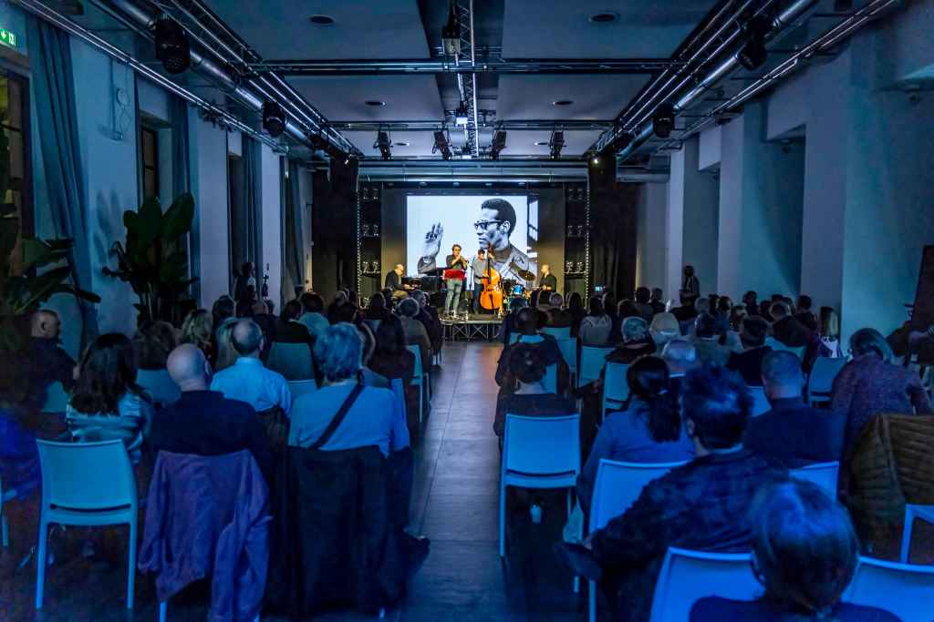 Riecco Alfabeto di PARCO, il ciclo di conferenze-spettacolo sui grandi artisti che hanno rivoluzionato il ‘900: mercoledì 15 maggio, a Milano, “S come Sinatra”,  omaggio a The Voice tra musiche, video e aneddoti